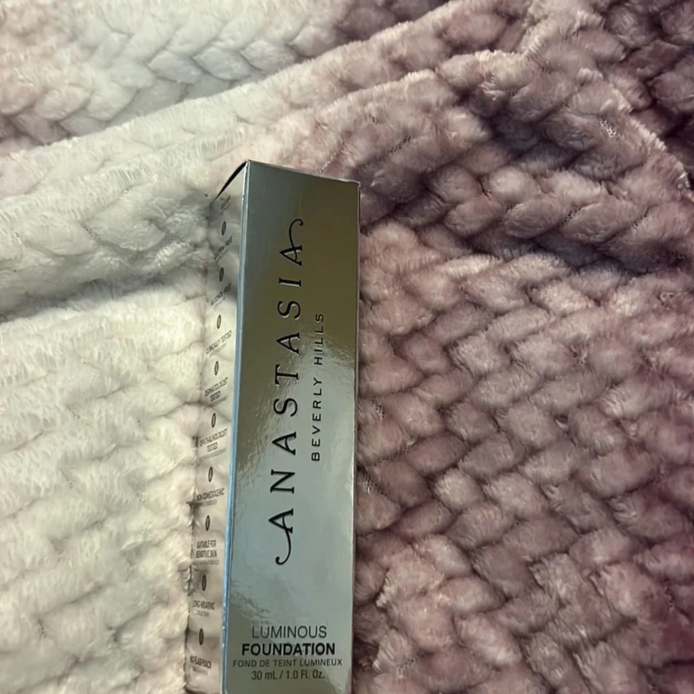 NWT Anastasia Beverly Hills liquid Luminous foundation 350C 🎉